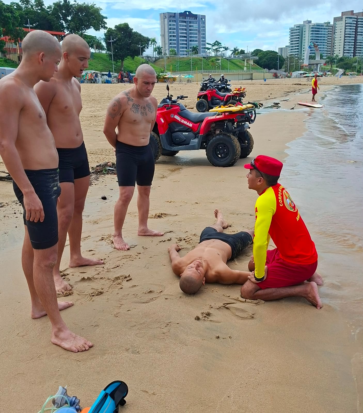 Corpo de Bombeiros do Amazonas ministra instrução de resgate e reanimação de afogados para militares da Marinha do Brasil
