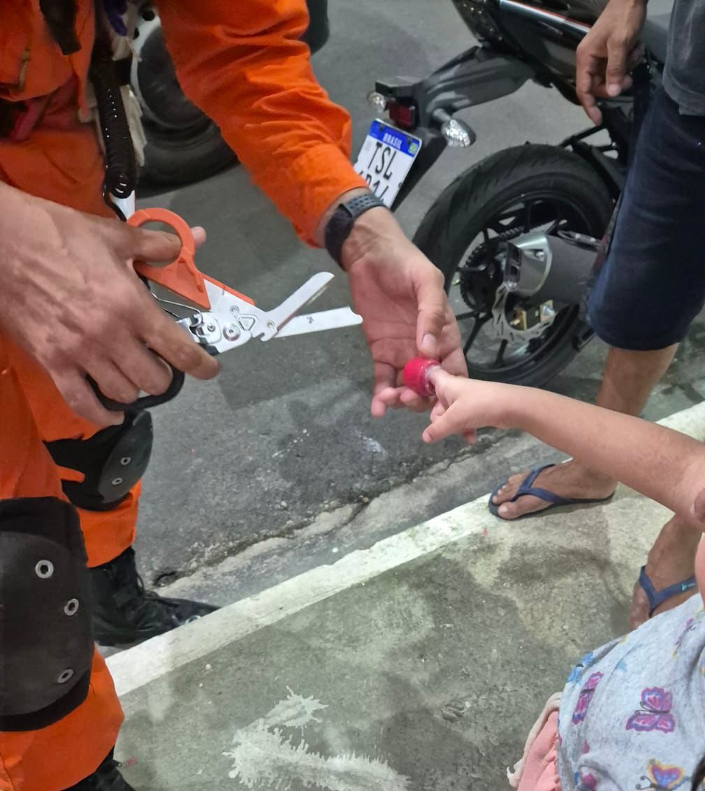 Corpo de Bombeiros atende criança com dedo preso em frasco de plástico em Manaus
